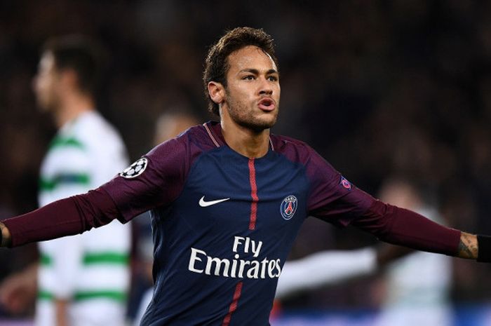 Striker Paris Saint-Germain, Neymar, merayakan gol yang dia cetak ke gawang Celtic dalam laga Grup B Liga Champions di Stadion Parc des Princes, Paris, Prancis, pada 22 November 2017.