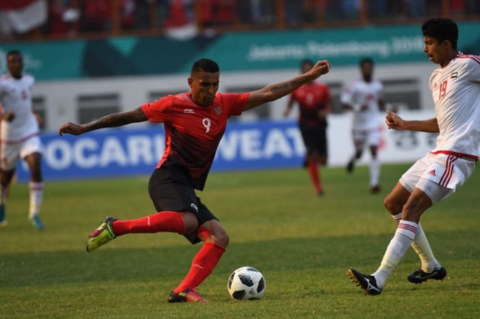 Penyerang tim nasional U-23 Indonesia, Alberto Goncalves, melepaskan tembakan dalam pertandingan babak 16 besar sepak bola Asian Games 2018 melawan Uni Emirat Arab di Stadion Wibawa Mukti, Jumat (24/8/2018). 