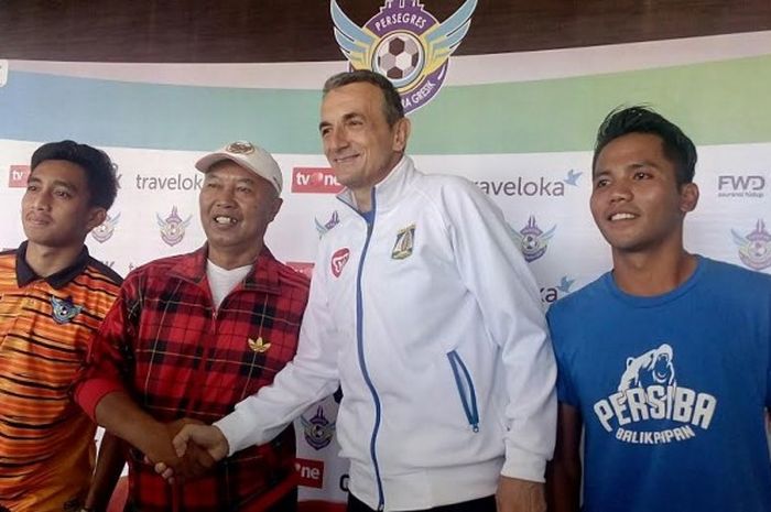 Pelatih Persegres Gresik United, Hanafi (dua dari kiri) bersama pelatih Persiba Balikpapan, Milomir Seslijo (dua dari kanan) seusai memberikan keterangan dalam jumpa pers di Gresik, Kamis (11/5/2017). 