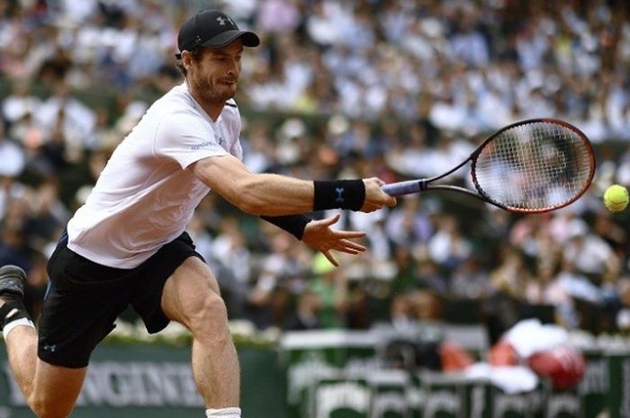 Petenis Inggris Raya, Andy Murray, berupaya mengembalikan bola ke arah pemain Jepang, Kei Nishikori, pada laga perempat final Roland Garros 2017 di Paris, Perancis, Rabu (7/6/2017).