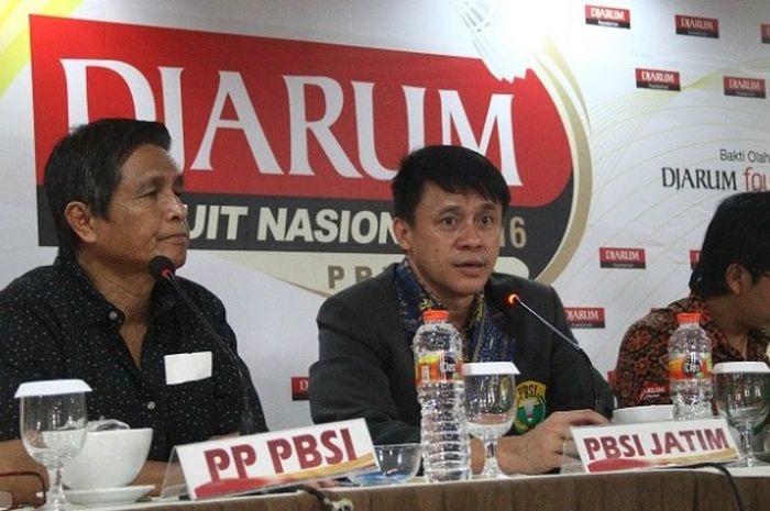 Kabid Pengembangan PBSI 2012-2016 Basri Yusuf (kiri) dan Ketua Umum PB PBSI Jawa Timur, Wijanarko Adi Mulya memberikan keterangan jelang sirkuit nasional di Surabaya, Minggu (13/11/2016).