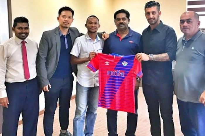 Winger Steven Imbiri (tiga dari kiri) dan bek tengah Alan Aciar (dua dari kanan) resmi diperkenalkan sebagai bagian klub promosi Liga Perdana Malaysia 2017, MISC-MIFA, di Kuala Lumpur, Selasa (17/1/2017). 