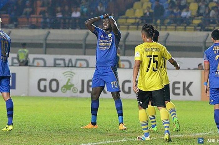 Ezechiel N Douassel dan beberapa pemain Persib Bandung di Stadion Si Jalak Harupat, Bandung, Minggu (20/8/2017).