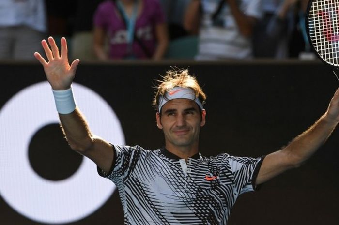 Petenis Swiss, Roger Federer, merayakan kemenangan atas petenis kualifikasi Amerika Serikat (AS), Noah Rubin, pada babak kedua turnamen Australia Terbuka di Rod Laver Arena, Melbourne Park, Rabu (18/1/2017). Federer menang dengan 7-5, 6-3, 7-6(3).