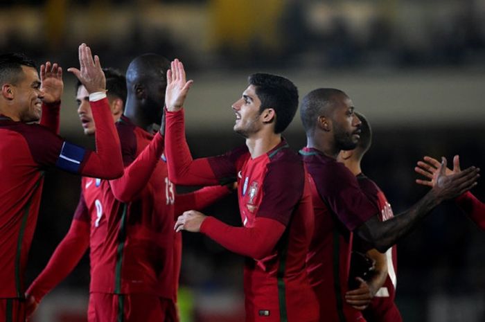 Striker Portugal, Goncalo Guedes (tengah), merayakan gol yang dia cetak ke gawang Arab Saudi dalam laga persahabatan di Stadion Fontelo, Viseu, Portugal, pada 10 November 2017.