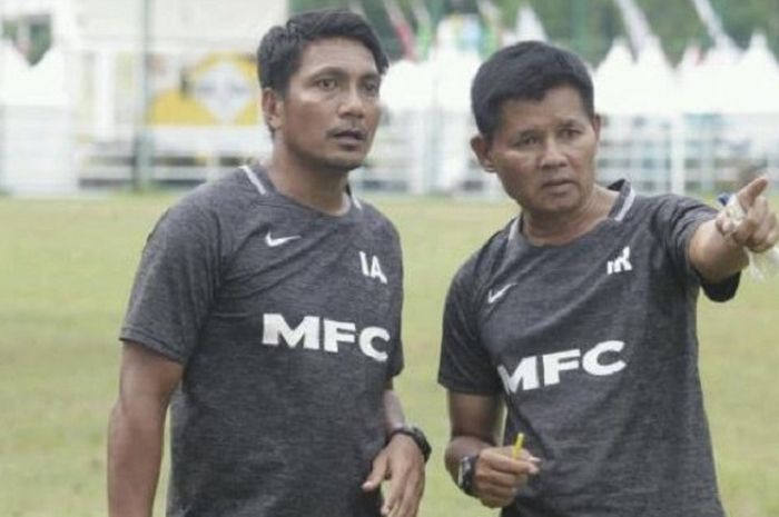  Isnan Ali dan Hartono Ruslan sedang berkomunikasi dalam memimpin latihan Martapura FC. 