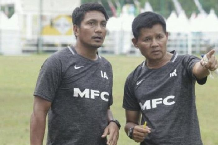 Isnan Ali dan Hartono Ruslan sedang berkomunikasi dalam memimpin latihan Martapura FC.