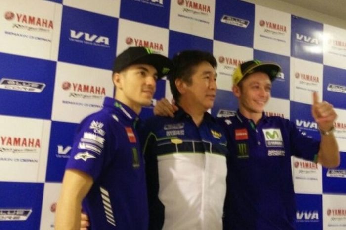 Dari kiri ke kenan, Pebalap Movistar Yamaha, Maverick Vinales, General Manager Motorsport Development Division Yamaha Motor Kouichi Tsuji, dan Valentino Rossi, berpose seusai sesi konferensi pers di Kuningan, Jakarta, Minggu (22/1/2017),