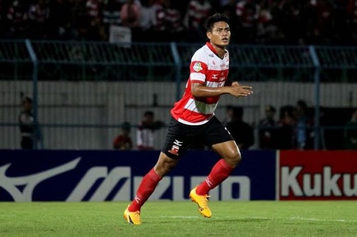 Bek Madura United, Fachruddi Aryanto beraksi saat timnya menjamu Perseru Serui pada laga pekan kelima Liga 1 di Stadion Gelora Ratu Pamelingan, Pamekasan. 