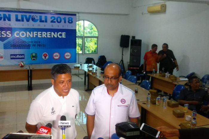 Strategic Stakeholder Management PGN, Santiaji Gunawan (kiri), diwawancarai seusai sesi konferensi pers di Kantor PP PBVSI, di Jakarta, Kamis (25/10/2018).