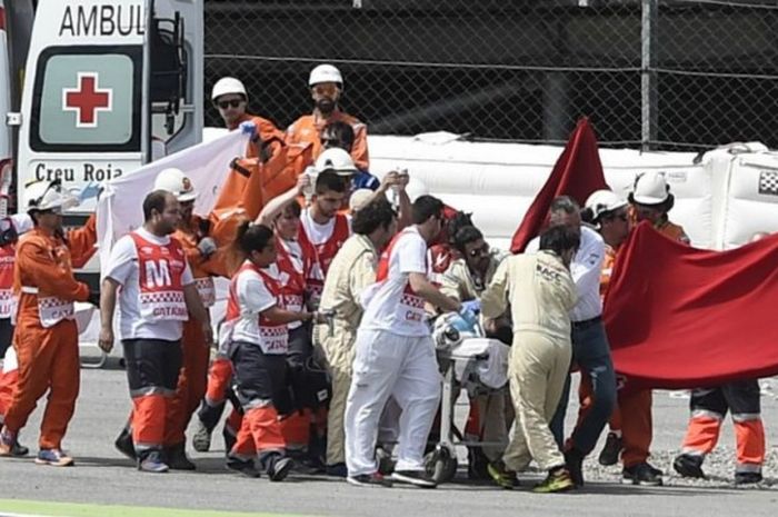 Penanganan tim medis kepada pebalap SAG Team, Luis Salom, usai terjadi kecelakaan dalam free practice 2 GP Catalonia di Sirkuit Barcelona-Catalunya, Barcelona, Spanyol, pada Jumat (3/6/2016).