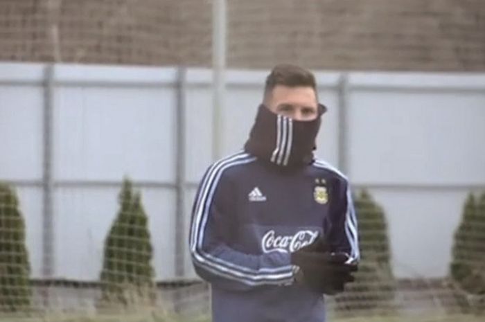 Lionel Messi berlatih di tengah cuaca ekstrem Rusia