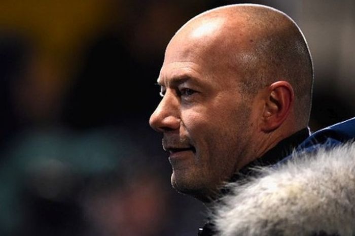 Pundit BBC, Alan Shearer, terlihat dalam pertandingan Piala FA yang mempertemukan Hartlepool United dan Blyth Spartans di Stadion Victoria Park, Hartlepool, Inggris, 5 Desember 2014.