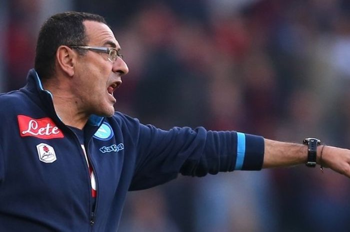 Pelatih Napoli, Maurizio Sarri, memberikan instruksi saat melawan Genoa pada partai Serie A di Stadion Luigi Ferraris, 1 November 2015.