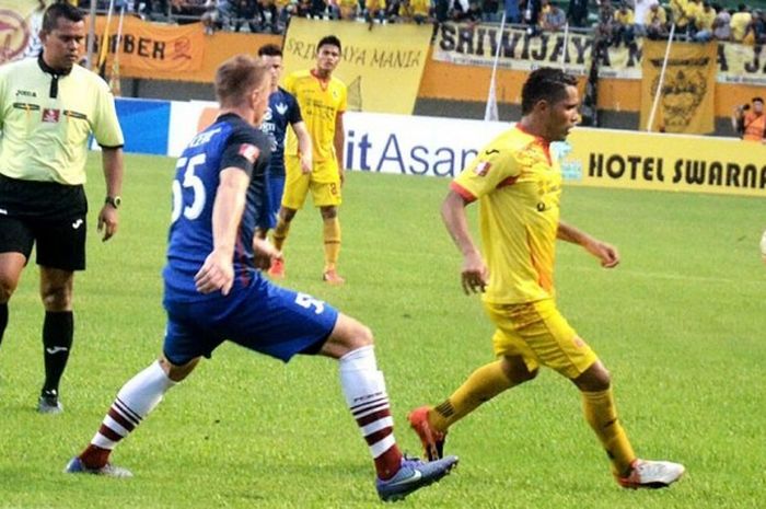 Striker Alberto Goncalves (kanan) mencetak dua gol untuk kemenangan Sriwijaya FC dengan skor 3-2 atas Pusamania Borneo FC pada laga pamungkas TSC 2016 di Stadion Gelora Sriwijaya, Jakabaring, Palembang, Minggu (18/12/2016). 