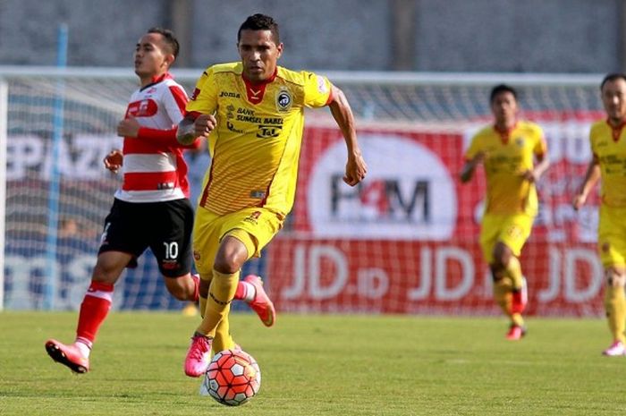 Aksi striker Sriwijaya FC, Alberto Goncalves, menggiring bola saat melawan Madura United dalam laga pekan 20 Torabika Soccer Championship 2016, di Stadion Gelora Bangkalan, Jawa Timur (14/09/2016). 