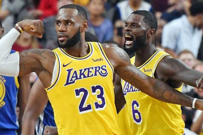 Pebasket megabintang Los Angeles Lakers, LeBron James, melakukan selebrasi setelah berhasil mencetak