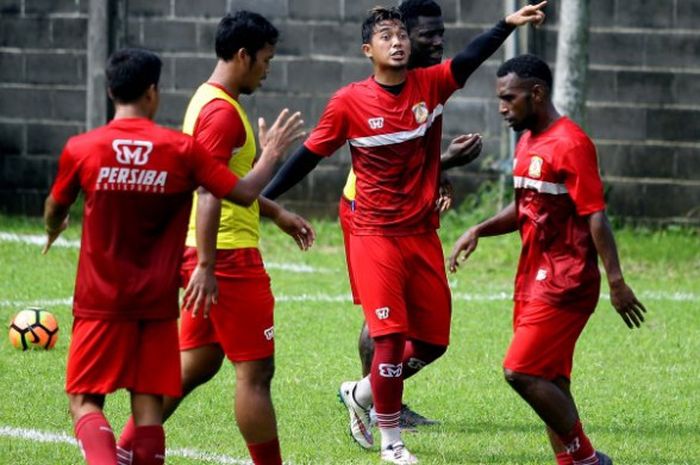 Striker Persiba, Bijahil Chalwa (tengah) dalam sebuah latihan timnya di Kota Malang. 