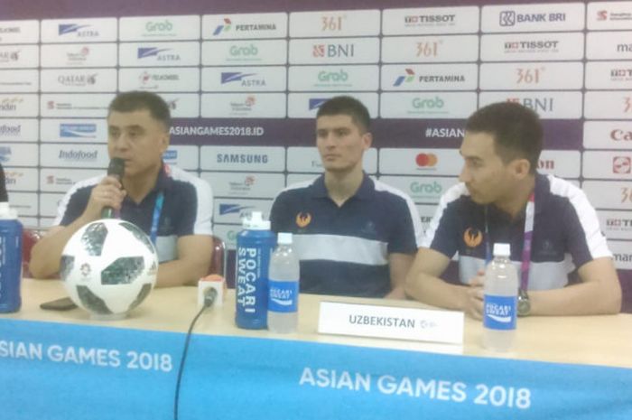 Pelatih Timnas U-23 Uzbekistan, Ravshan Khaydarov, dalam sesi konferensi pers seusai laga kontra Timnas U-23 Thailand di Stadion Pakansari, Bogor, Minggu (19/8/2018).