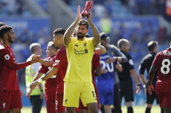 Reaksi kiper Liverpool FC, Alisson Becker, setelah partai Liga Inggris di markas Leicester City, King Power Stadium, Leicester, 1 September 2018.