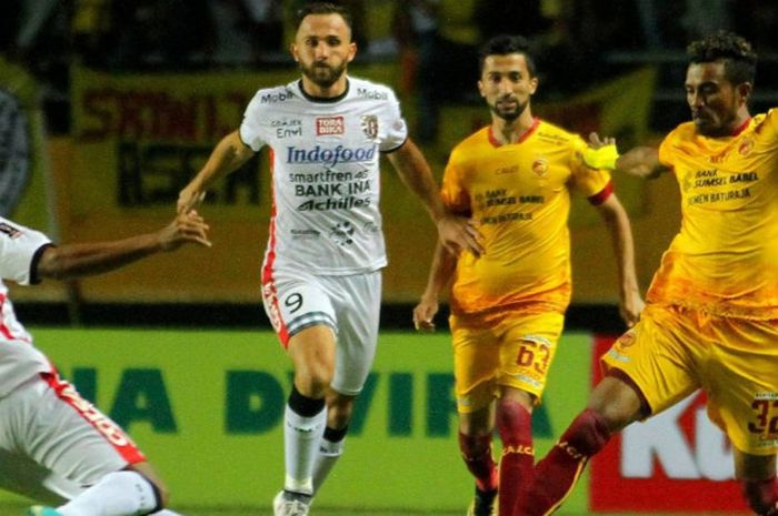 Striker Bali United Ilija Spasojevic (kedua dari kanan) bersaing dengan full-back Sriwijaya FC Alfin Tuasalamony (kanan) dalam semifinal leg pertama Piala Presiden 2018 di Stadion Gelora Sriwijaya Jakabaring, Palembang, Minggu (11/2/2018).