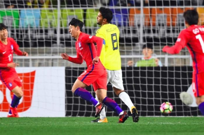 Striker timnas Korea Selatan, Son Heung-min (kedua dari kiri), merayakan golnya ke gawang Kolombia dalam partai persahabatan di Suwon, 10 November 2017.