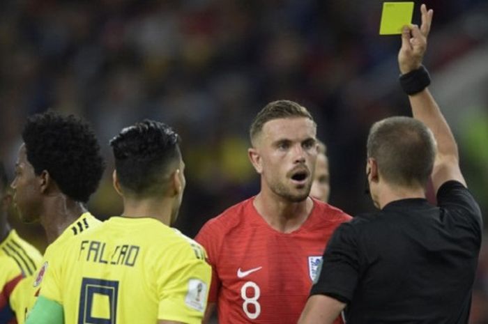  Jordan Henderson mendapatkan kartu kuning setelah melanggar pemain Kolombia pada  laga melawan Inggris di babak 16 besar Piala Dunia 2018, 3 Juli 2018 di Spartak Stadium, Moskow. 