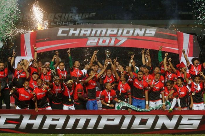 JUARA: Persebaya berhasil menjadi juara Liga 2 setelah mengalahkan PSMS Medan dengan skor 3-2 pada partai final di Stadion Gelora Bandung Lautan Api, Bandung, kemarin (28/11).