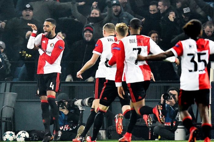 Bek Feyenoord, Jeremiah St Juste (kiri), merayakan gol yang dia cetak ke gawang Napoli dalam laga Grup F Liga Champions di Stadion Feyenoord, Rotterdam, Belanda, pada 6 Desember 2017.