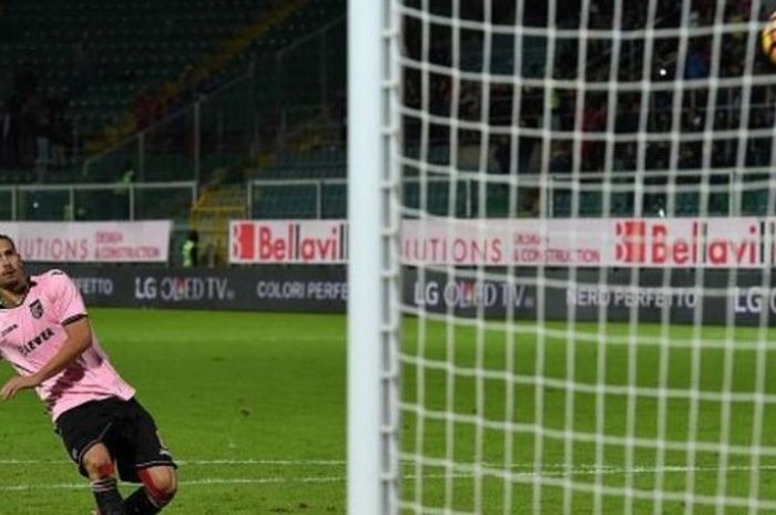 Pemain US Palermo, Edoardo Goldaniga, gagal melakukan eksekusi penalti dengan baik hingga timnya tersingkir oleh Spezia pada laga Babak IV Coppa Italia di Stadion Renzo Barbera, Palermo, 30 November 2016.