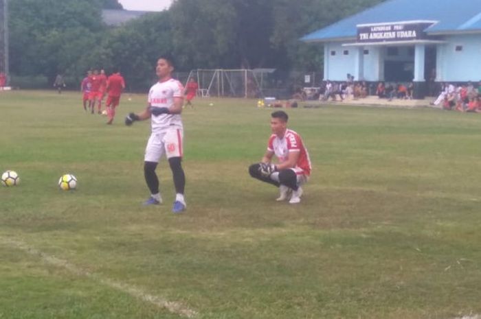 Kiper Shahar Ginanjar (jongkok) saat gabung latihan Persija di Lapangan Sutasoma, Jakarta Timur, Senin (23/7/2018).
