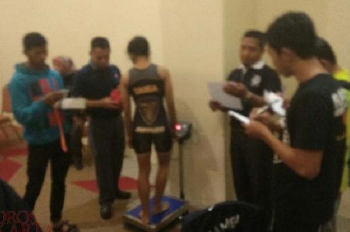 Pegulat DKI, Selfi Ajeng Safitri (46kg) sedang melakukan timbang badan di GOR Simpang Lima Grobogan Kamis (14/9/2017) 