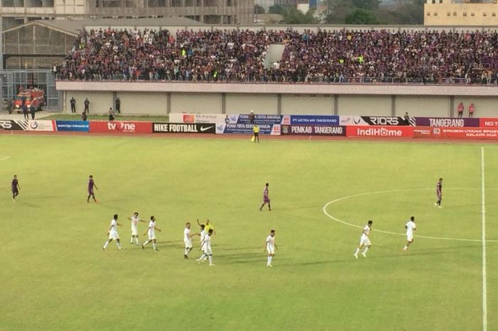 Para pemain PSS Sleman merayakan gol Qischil Gandru Minny ke gawang Persita Tangerang di Stadion Utama Sport Center Kelapa Dua, Kabupaten Tangerang, Jumat 26 Oktober 2018.