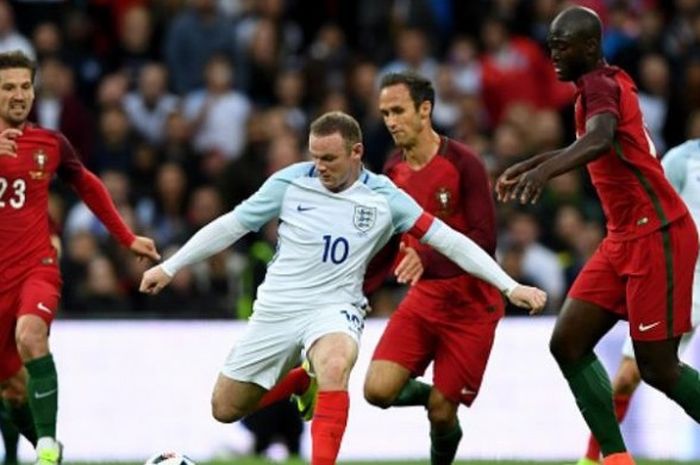 Kapten timnas Inggris, Wayne Rooney (tengah), dikepung para pemain Portugal dalam laga persahabatan di Stadion Wembley, London, Kamis (2/6/2016).