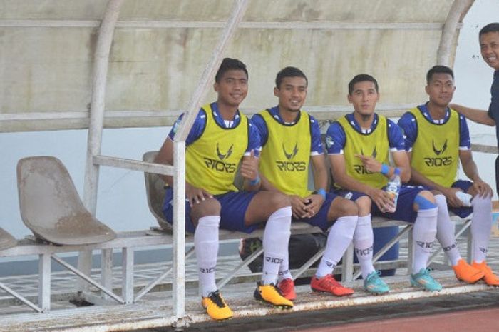  Pelatih PSIS Semarang (berdiri), Jafri Sastra, pada laga PSIS Semarang kontra Perseru Serui di Stadion Moch Soebroto, Minggu (23/9/2018). 