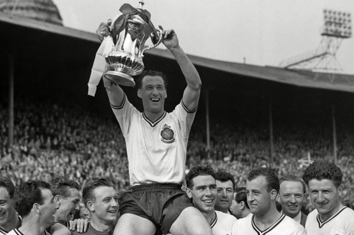 Selebrasi pemain Bolton Wanderers saat menjuarai Piala FA, 3 Mei 1958.