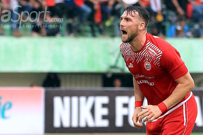 Striker Persija Jakarta, Marko Simic, melakukan selebrasi seusai mencetak gol ke gawana Mitra Kukar pada babak perempat final Piala Presiden 2018, di Stadion Manahan Solo, Jawa Tengah, Minggu (04/02/2018) sore. 