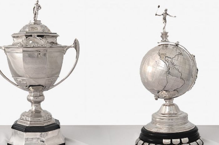  Piala Thomas (kiri) dan Piala Uber yang menjadi lambang supremasi kejuaraan beregu putra dan putri 