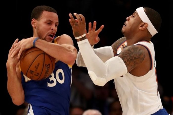 Pemain bintang Golden State Warriors, Stephen Curry (jersey biru, #30), berebut bola dengan pemain New York Knicks, Carmelo Anthony, pada laga yang berlangsung di Madison Square Garden, New York City, Amerika Serikat, Minggu (5/3/2017).