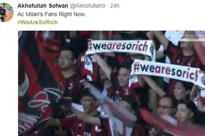 Fans Milan membawa syal dengan tulisan #WeAreSoRich dalam laga Piala International Champions CUP antara AC Milan vs Bayer Munchen, di Stadion Longgang, Shenzhen-China  (22/7/2017)