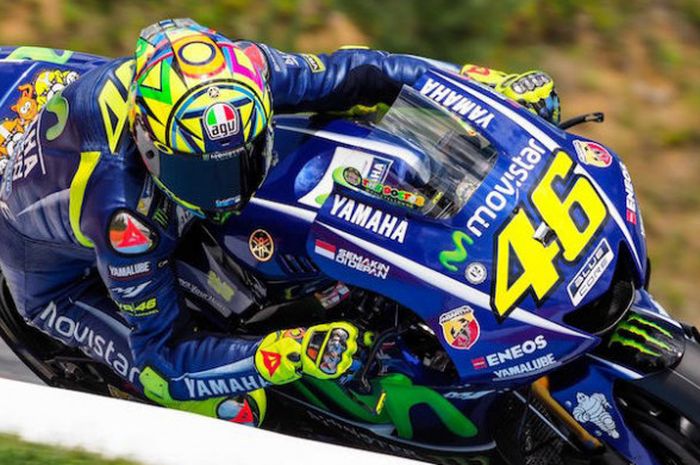 Pebalap Movistar Yamaha MotoGP asal Italia, Valentino Rossi, memacu motornya pada tes di Sirkuit Brno, Ceska, Senin (7/8/2017).