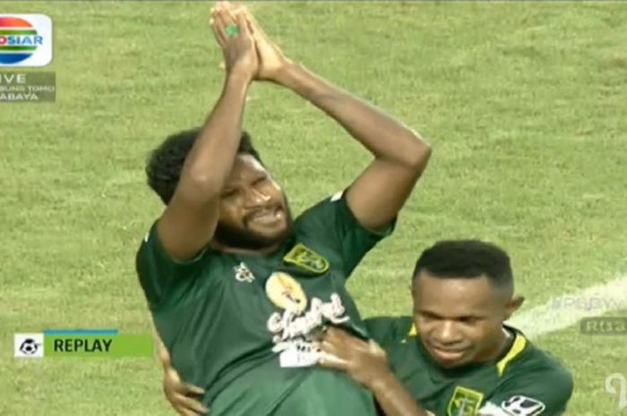 Reaksi pemain Persebaya Surabaya, Fandry Imbiri (kiri) dan Ferinando Pahabol (kanan) setelah Persebaya Mencetak Gol ke Gawang Persipura Jayapura di Stadion Gelora Bung Tomo (GBT), Selasa (29/5/2018). 