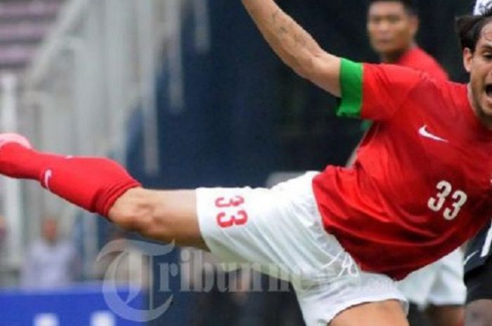 Tonnie Cussel saat membela timnas Indonesia pada Piala AFF 2012.