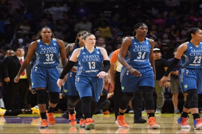 Pemain Minnesota Lynx saat menghadapi Los Angeles Sparks di Final WNBA gim keempat yang digelar Minggu (1/10/2017) malam waktu Amerika Serikat.