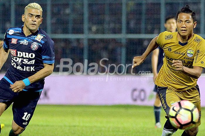 Bek Persib Bandung, Ahmad Jufriyanto (kanan), berebut mengejar bola dengan striker Arema FC, Cristian Gonzales, dalam laga pekan ke-19 Liga 1 di Stadion Kanjuruhan Malang, Jawa Timur. Sabtu (12/08/2017) malam.