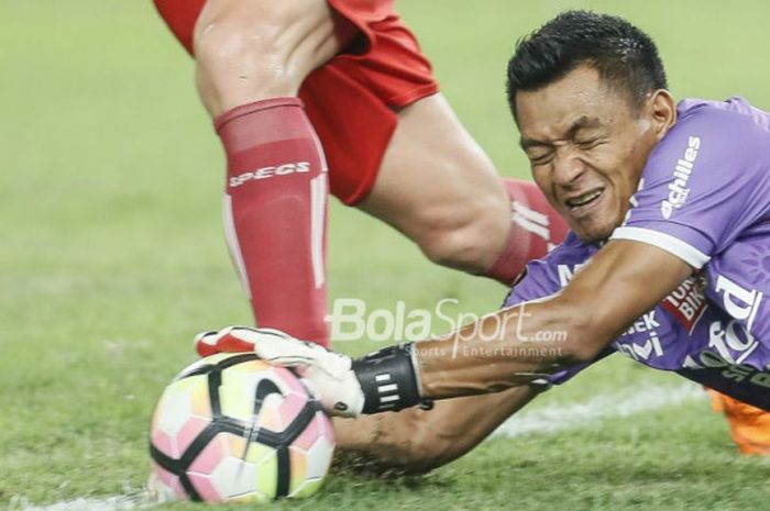  Kiper Bali United, Wawan Hendrawan, mengamankan bola pada laga final Piala Presiden 2018 kontra Persija Jakarta di Stadion Utama GBK pada Sabtu (17/2/2018). 