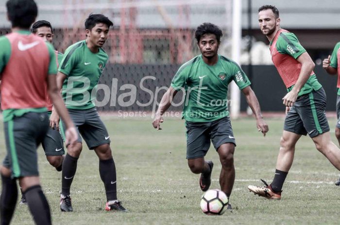 Pemain Timnas Indonesia Ilahm Udin (tiga dari kiri) dan Ilija Spasojevic (dua dari kanan) saat  sesi latihan di Stadion Patriot, Bekasi, Jumat (24/11/2017), jelang laga persahabatan melawan Timnas Guyana pada Sabtu (25/11/2017).