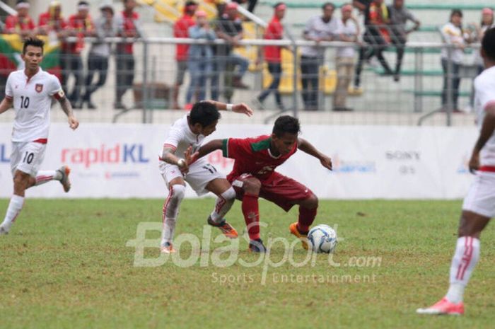 Aksi Osvaldo Haay mengamankan bola dari usaha pemain Myanmar merebutnya pada laga perebutan medali perunggu SEA Games 2017 di Selayang, Selasa (29/8/2017).