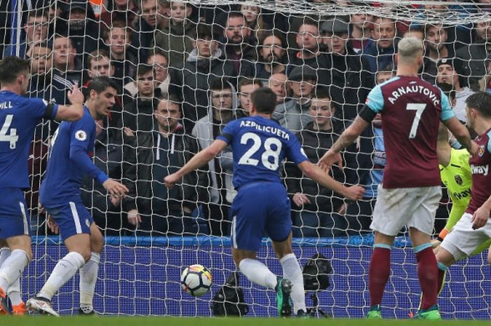 Bek Chelsea, Cesar Azpilicueta (ketiga dari kiri), merayakan gol yang dicetak ke gawang West Ham United dalam laga Liga Inggris di Stadion Stamford Bridge, London pada 8 April 2018.
