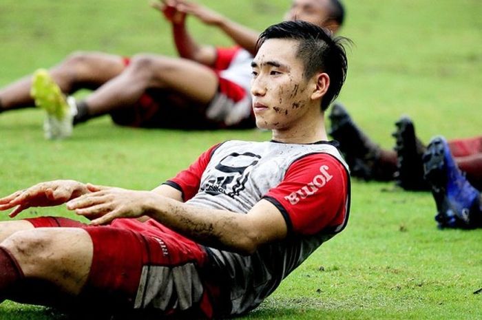 Chan Il Young, pemain asal Korea Selatan saat latihan bersama Madura United di Lapangan Agrokusuma Batu, Jawa Timur (23/01/2017).